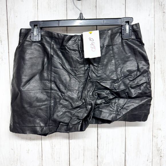 Sparkle & Fade Shorts Women 4 Black Leather Zip Back Outseam Detail Chic Goth - Picture 1 of 7
